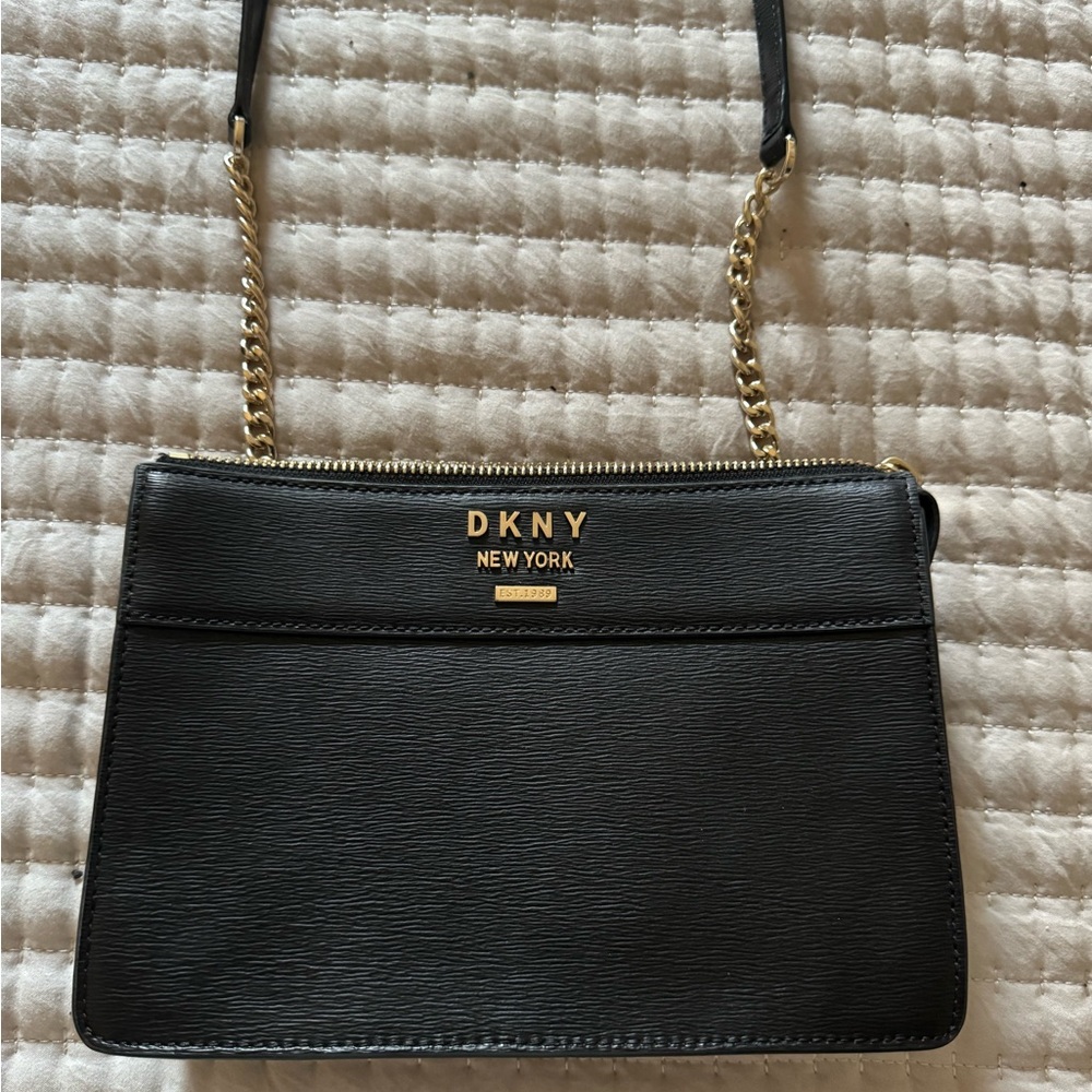 DKNY crossbody bag perfect to go out, original leather